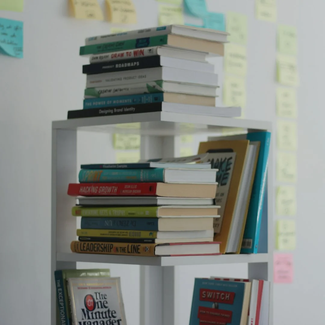 Disposition à plat d'éléments de branding avec des palettes de couleurs et des documents de planification stratégique sur une surface en béton.